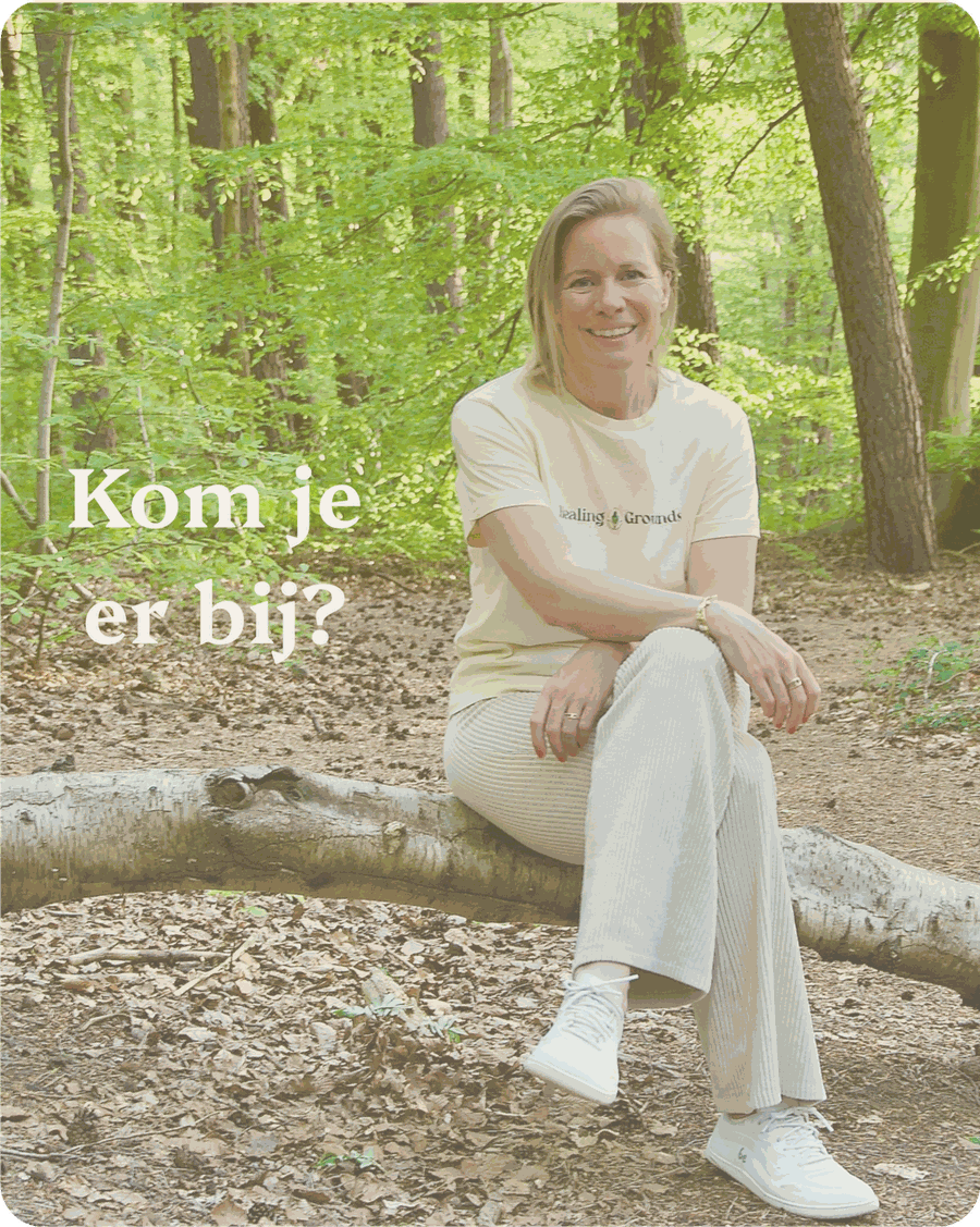 Isabel in het bos, met de tekst "Kom je er bij?"