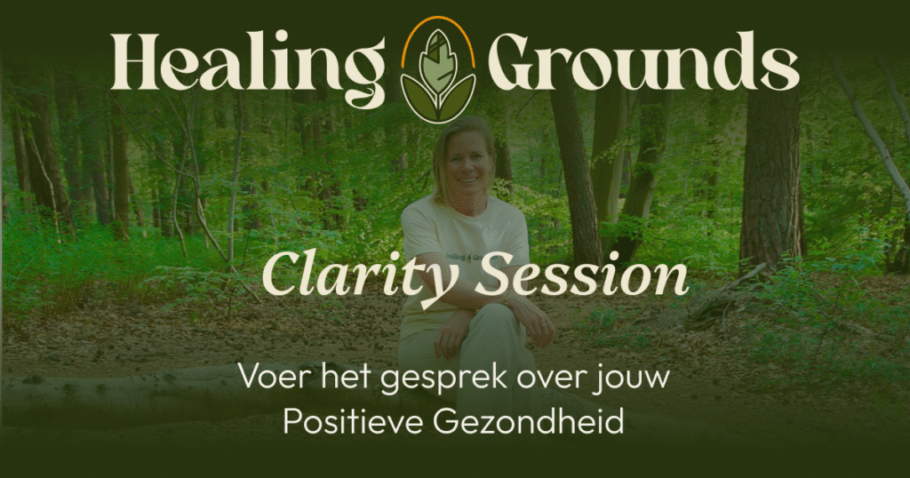 Foto van Healing Grounds professional op boomstam in bos met overlay tekst: Clarity Session Positieve Gezondheid gesprek Healing Grounds