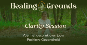 Foto van Healing Grounds professional op boomstam in bos met overlay tekst: Clarity Session Positieve Gezondheid gesprek Healing Grounds